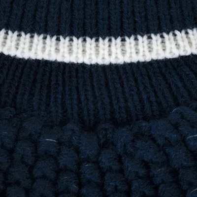 Nahaufnahme eines gestrickten Materials in Dunkelblau mit weissem Streifen, geeignet für Textilprodukte.