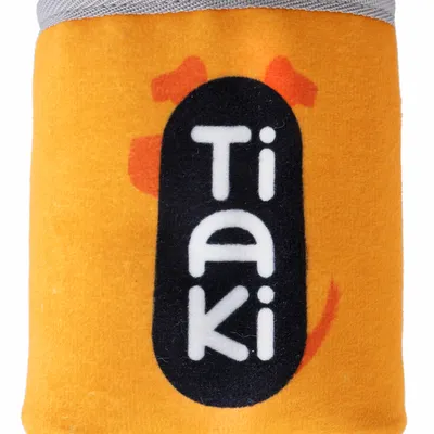 Tiaki. Varumärke på orange bakgrund med grå kant.