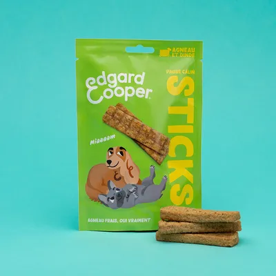 Edgard Cooper Sticks avec agneau frais et dinde. Illustration de chien et chat sur emballage vert. Texte : 'Miaaaam', 'Agneau frais, oui vraiment'.