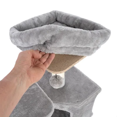Hand zeigt abnehmbaren, gepolsterten Rand eines grauen Kratzbaum-Liegeplatzes mit Plüschbezug und hängendem Spielball.