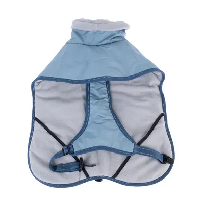 Manteau pour chien bleu clair avec doublure polaire grise, col montant et sangles réglables visibles. Matières : tissu synthétique et polaire.