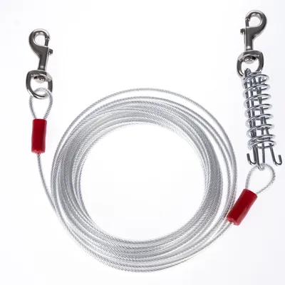 Cablu de oțel argintiu cu două carabiniere și o arc, capete acoperite cu plastic roșu.