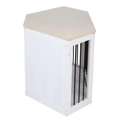 Eckförmige Hundebox aus weissem Holz mit schwarzem Metallgitter und hellem Holzdeckel. Innen gepolstert.