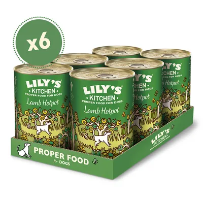 Lot de 6 boîtes Lily's Kitchen Proper Food for Dogs Lamb Hotpot, étiquette verte avec illustrations de chien et d’arbres, texte visible sur l’emballage et les boîtes.