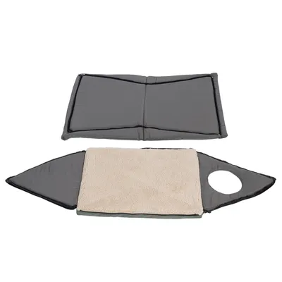 Alfombra gris plegable con zona de felpa beige y recorte redondo, adecuada para usos versátiles.