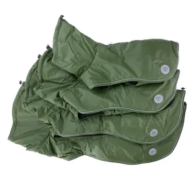 Manteaux verts pour chien en tissu synthétique, plusieurs tailles empilées, avec liseré réfléchissant et écusson rond marqué 'KT' visible sur chaque manteau.