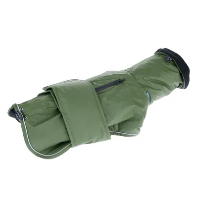 Manteau pour chien vert avec fermeture à scratch, poche zippée sur le dos, cordon de serrage et bordure réfléchissante visibles. Matière : tissu synthétique.