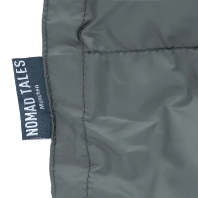 Nomad Tales München. Label auf grauem Stoff sichtbar.