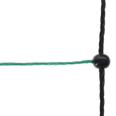 Detailaufnahme eines grünen und schwarzen Netzgewebes mit Knotenpunkt aus Kunststoff.