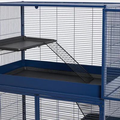 Cage en métal bleu à deux niveaux avec une rampe et un plateau amovible noir, barreaux espacés horizontalement, fond plat visible.