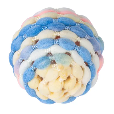 Pelota multicolor de tela trenzada en azul, blanco, amarillo y rosa. Forma redonda y textura suave.
