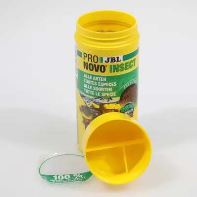JBL Pro Novo Insect, žlutá dóza s víčkem. Text: všechny druhy, prebiotikum, 150 % hmyzu, 100 % originální JBL kvalita vyrobeno v Německu.