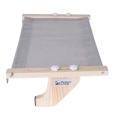 Modern Living hängmatta i trä med grå tygklädsel och justerbara vita skruvar. Logotypen 'Modern Living' synlig på hållaren.