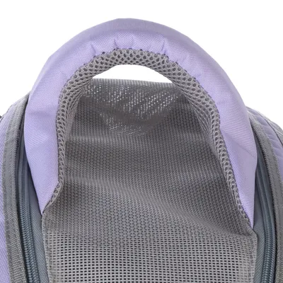 Poignée et partie supérieure d’un sac de transport en tissu violet et gris avec maille respirante visible.