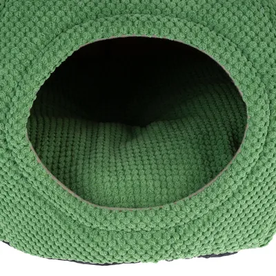 Cuccia verde rotonda per pet con superficie morbida e strutturata e grande ingresso.