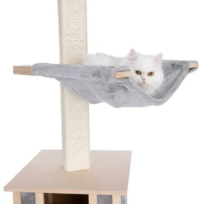 Árbol rascador con base de madera, poste de sisal y hamaca gris. Gato blanco acostado en la hamaca.