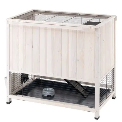 Houten knaagdierenkooi met metalen tralies, schuiflade onderin, hellingbaan en voerbak zichtbaar op de bodem.