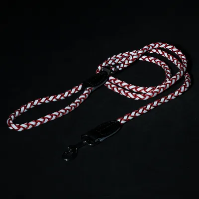 Guinzaglio intrecciato per cani rosso e bianco con gancio in metallo nero e dettagli in pelle.