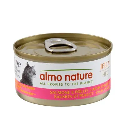 almo nature HFC Jelly kattenvoer, zalm en kip. Tekst: ALL PROFITS TO THE PLANET. Blik met afbeelding van kat. Zichtbare tekst in meerdere talen.