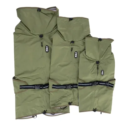 Trois manteaux verts pour chien de tailles différentes, capuche, fermeture à boucle noire, poche zippée avec étiquette visible TI AK sur chaque manteau.