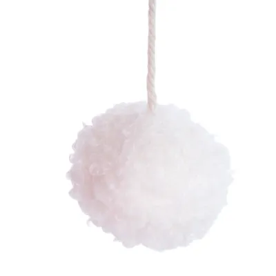 Boule en tissu blanche suspendue à une corde, matériau textile visible, sans marque ni texte apparent.