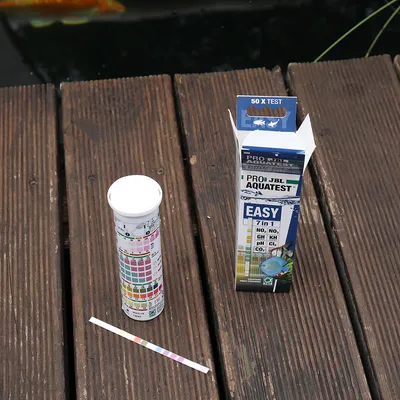 JBL ProAquaTest Easy 7 in 1 test wody do akwariów. Widoczne paski testowe i opakowanie. Mierzy NO2, NO3, GH, KH, pH, Cl2, CO2. Zawiera 50 testów.