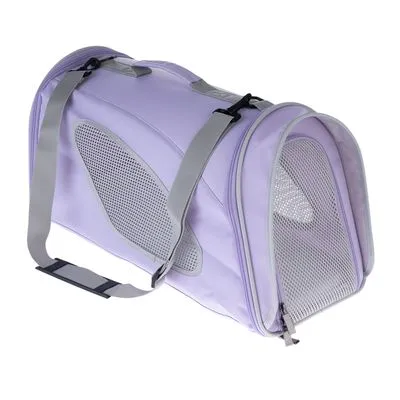 Transportadora para animais em tecido lilás com alças cinzentas e painéis de rede para ventilação visíveis nas laterais e na frente.