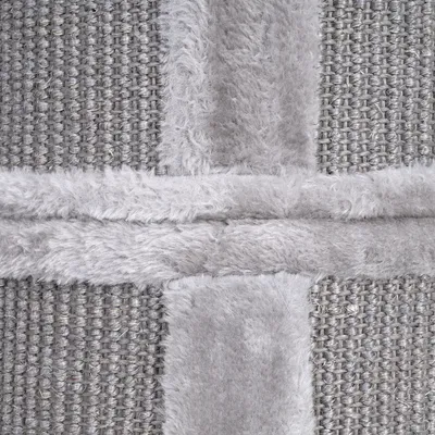 Detailní záběr na šedý materiál škrabadla s měkkým plyšem a pevným sisalem.