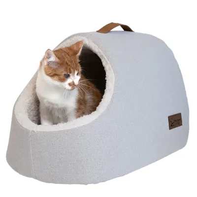 Kattenhuis van grijze stof met zachte voering, bruine draaglus en Modern Living logo. Kat zit in de ingang van het huis.