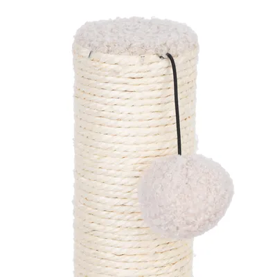Tronc à griffer en corde de sisal beige avec boule en tissu suspendue par un cordon noir, dessus recouvert de tissu bouclé clair.