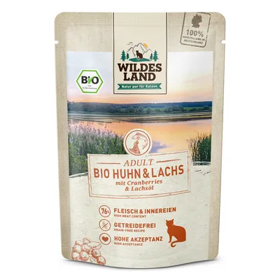 Wildes Land Bio Huhn & Lachs für Katzen, mit Cranberries und Lachsöl. 76% Fleisch & Innereien, getreidefrei, hohe Akzeptanz. Bio-Zertifikat DE-ÖKO-001, 100% Herstellung in Deutschland.