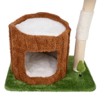 Árbol rascador con cueva marrón de felpa, cojín interior blanco, base de moqueta verde y poste rascador envuelto en sisal.