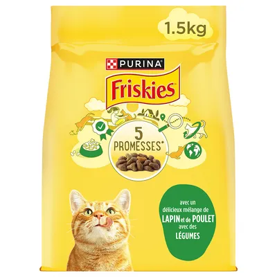 Balení Purina Friskies 1,5 kg, text: 5 PROMESSES, s obrázkem kočky a nápisem ve francouzštině: avec un délicieux mélange de LAPIN et de POULET avec des LÉGUMES.