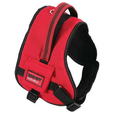 Rotes Hundegeschirr mit schwarzem Rand, verstellbaren Gurten und Metallring. Marke: moov4fun.