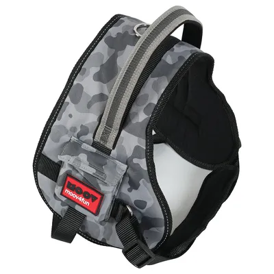 Harnais pour chien motif camouflage gris, poignée sur le dessus, boucle métallique et étiquette rouge moov4fun visible à l’avant. Matière textile et sangle noire apparentes.