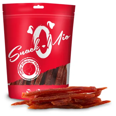 Snack O Mio, rdeča embalaža s sušenimi račjimi prsmi. Besedilo: 95 % čisti trakovi račjih prsi.