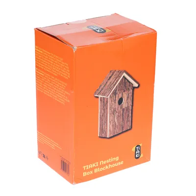 Förpackning av Tiaki Nistkasten Blockhouse med bild av en fågelholk i trä och produktbeskrivning på orange bakgrund.