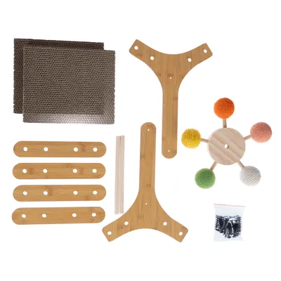 Ensemble de pièces détachées comprenant éléments en bois, deux plaques en carton ondulé, roue avec boules colorées en corde, visserie dans un sachet plastique transparent.
