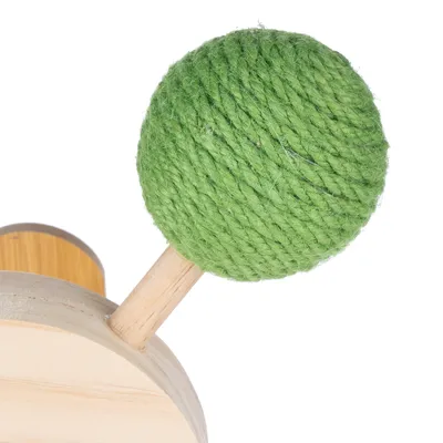 Boule recouverte de corde verte fixée sur une base en bois clair, matériaux visibles : bois et corde.