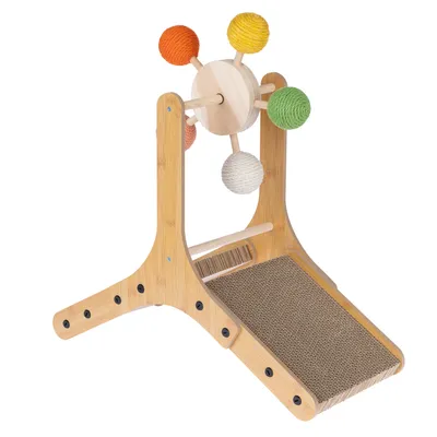 Arbre à chat en bois avec rampe en carton ondulé et roue équipée de quatre boules colorées (orange, jaune, vert, blanc) recouvertes de corde. Matériaux visibles : bois, corde, carton.