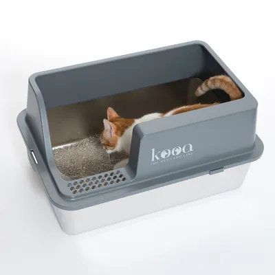 Kooa Katzentoilette mit grauem Deckel und integrierter Streuschale. Katze beim Benutzen der Toilette sichtbar.