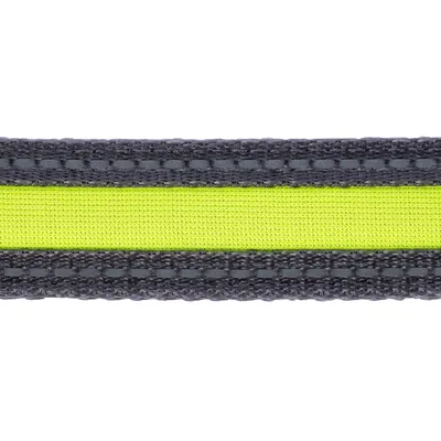 Close-up van een hondenhalsband met gele streep en grijze rand, gemaakt van stevig textiel.