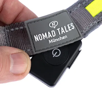 Nomad Tales München hondenhalsband met grijze stof, gele streep en zwarte sluiting.
