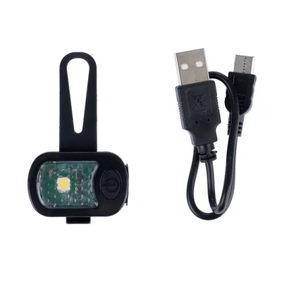 Lampe LED noire avec bouton marche/arrêt et sangle, accompagnée d’un câble de recharge USB vers micro-USB. Matériaux visibles : plastique.