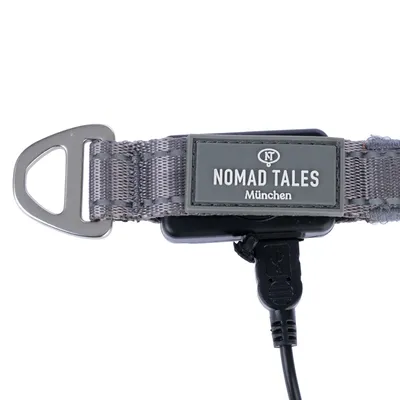 Nomad Tales München Hundehalsband mit Metallring und USB-Anschluss, graues Design.