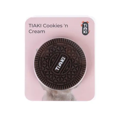 TIAKI Cookies 'n Cream brinquedo de dentição para cachorros, brinquedo castanho em forma de bolacha para cachorros em embalagem rosa.
