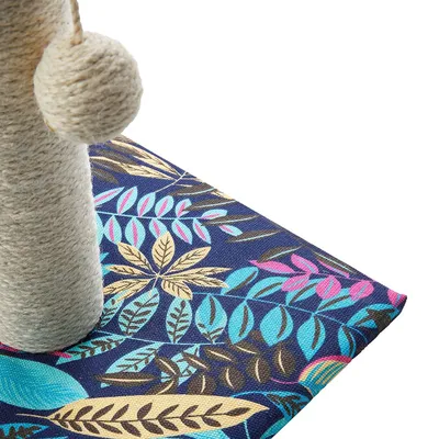 Kratzbaum mit Sisal-Seil und Bodenplatte im tropischen Blattdesign in Blau, Gelb und Pink.