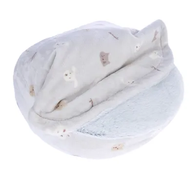 Nid douillet en tissu peluche gris clair avec motifs de têtes de chats et d’ours, entrée semi-ouverte visible. Aucun texte ou marque apparente.