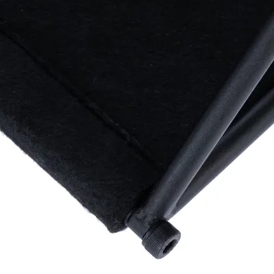 Detailaufnahme eines schwarzen Filzmaterials mit Metallrahmen und Schraubverbindung.