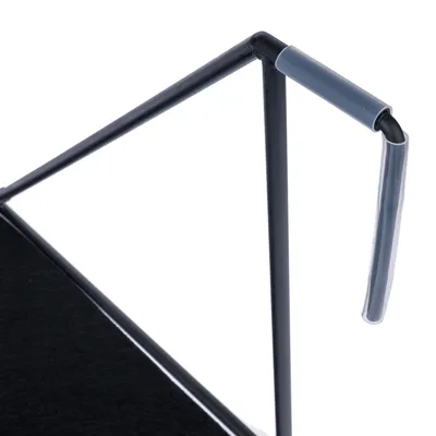 Detailaufnahme eines schwarzen Metallgestells mit grauem Kunststoffschutz an der Ecke.